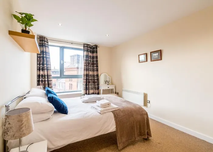 Spacious City 2 Bed, 2 Bath, Free Parking & Wifi