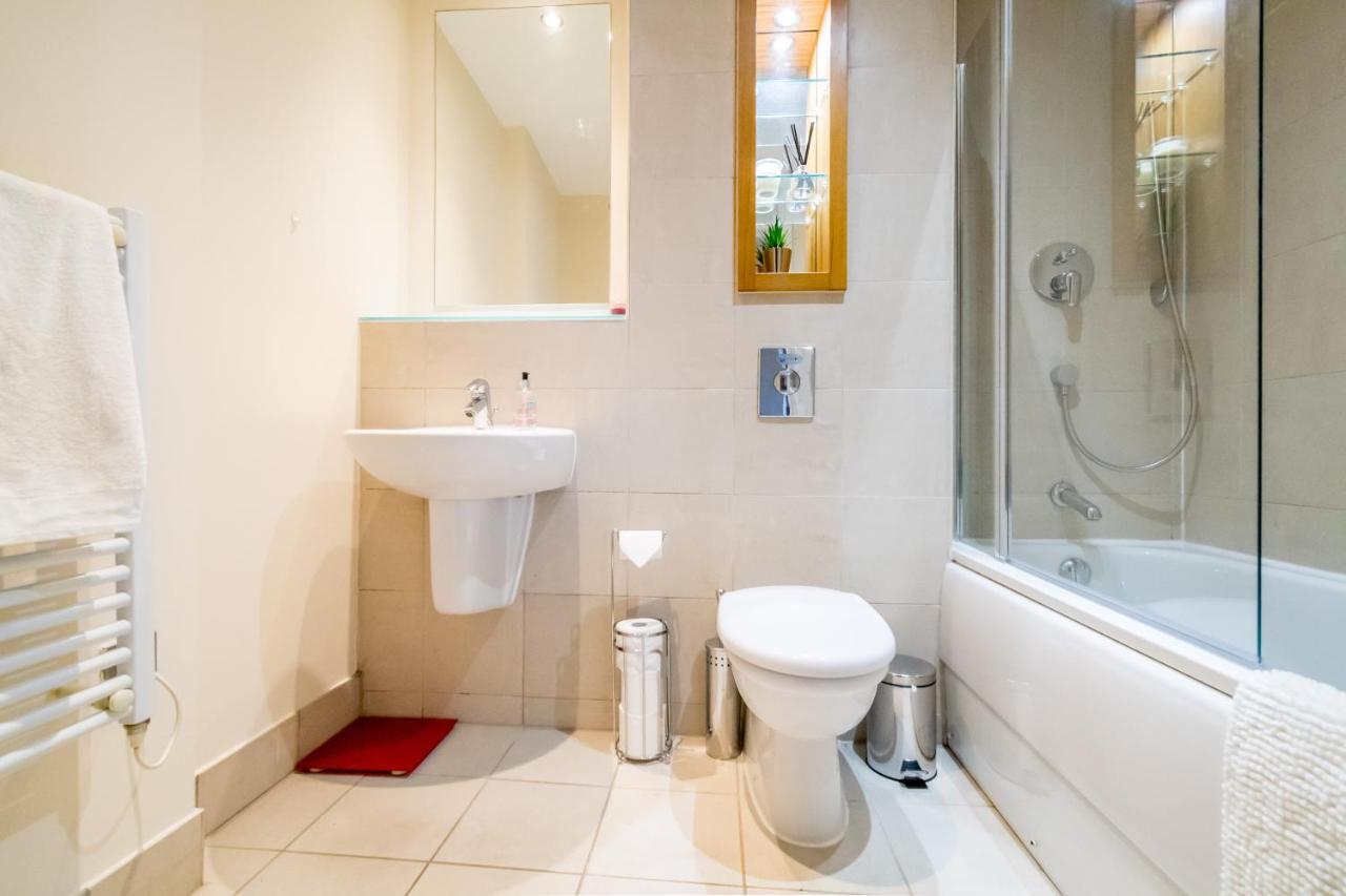 Appartamento Spacious 2 Bed, 2 Bath, Free Parking & Wifi *